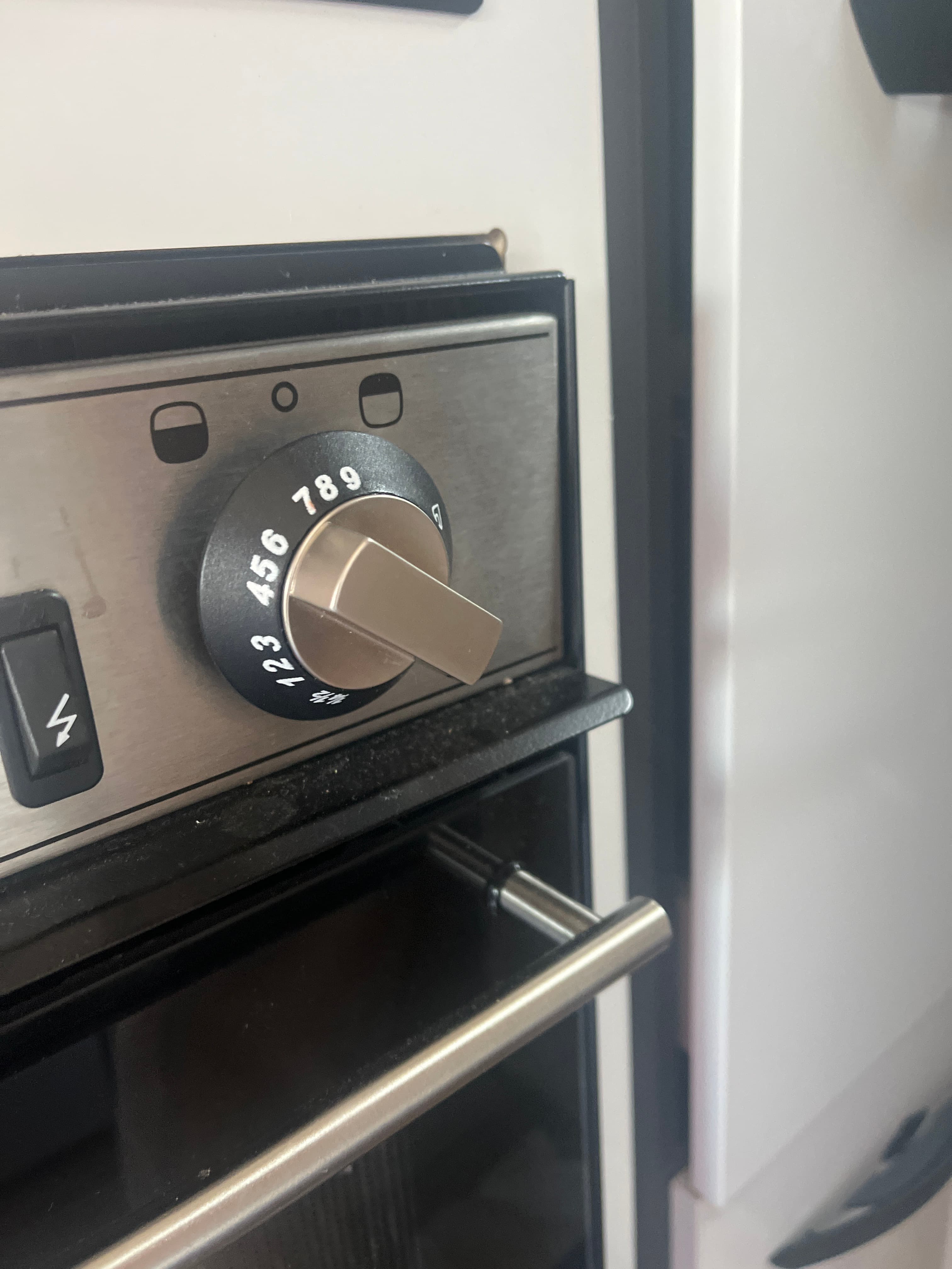 Pokrętło sterujące Thetford Duplex z bliska — widoczne pozycje piekarnika i grilla