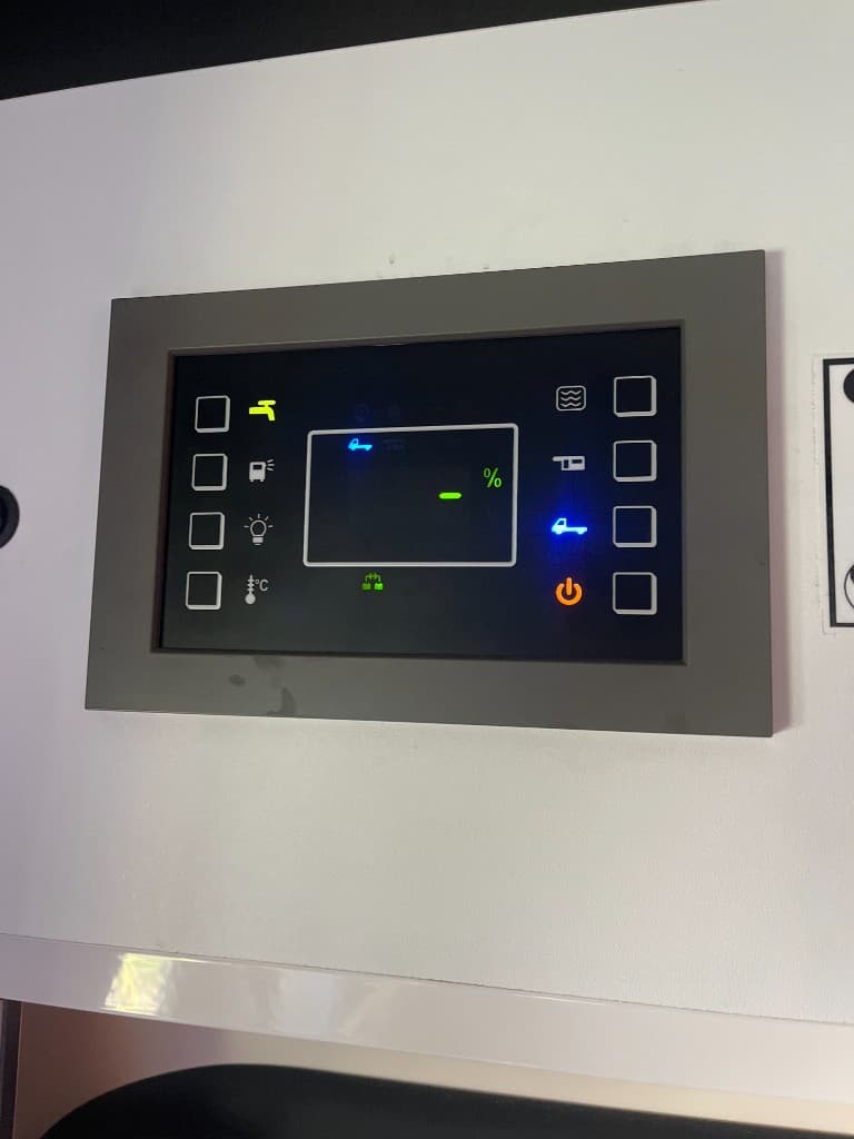 Drugie zdjęcie panelu sterowania pokazujące aktywny widok i podświetlone ikony. Pomaga ocenić, jak najemca interpretował stan wody i akumulatorów.