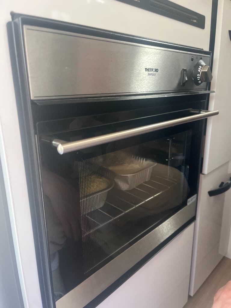 Zdjęcie piekarnika Thetford Duplex, o który najemca pytał w kontekście obsługi grilla. Przydatne do przygotowania lepszej instrukcji w bazie wiedzy lub briefingu.