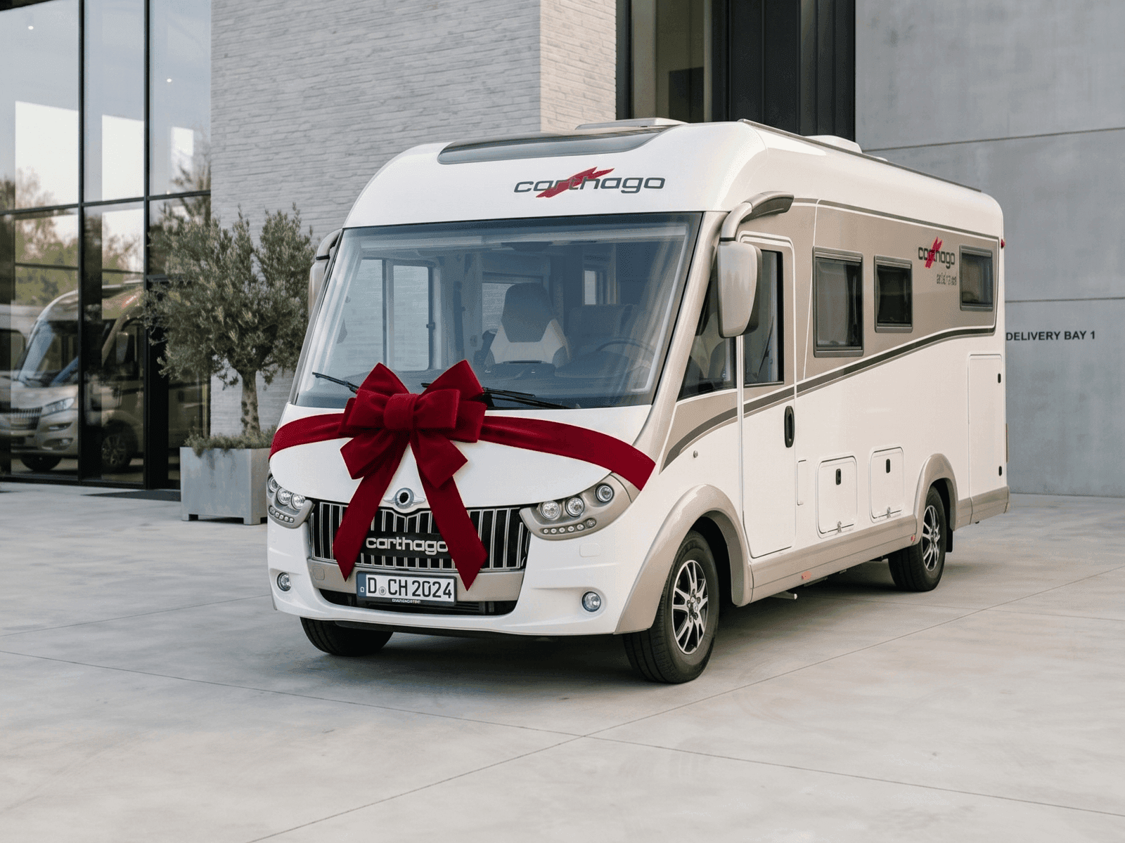 Kamper z kokardą w salonie dealera
